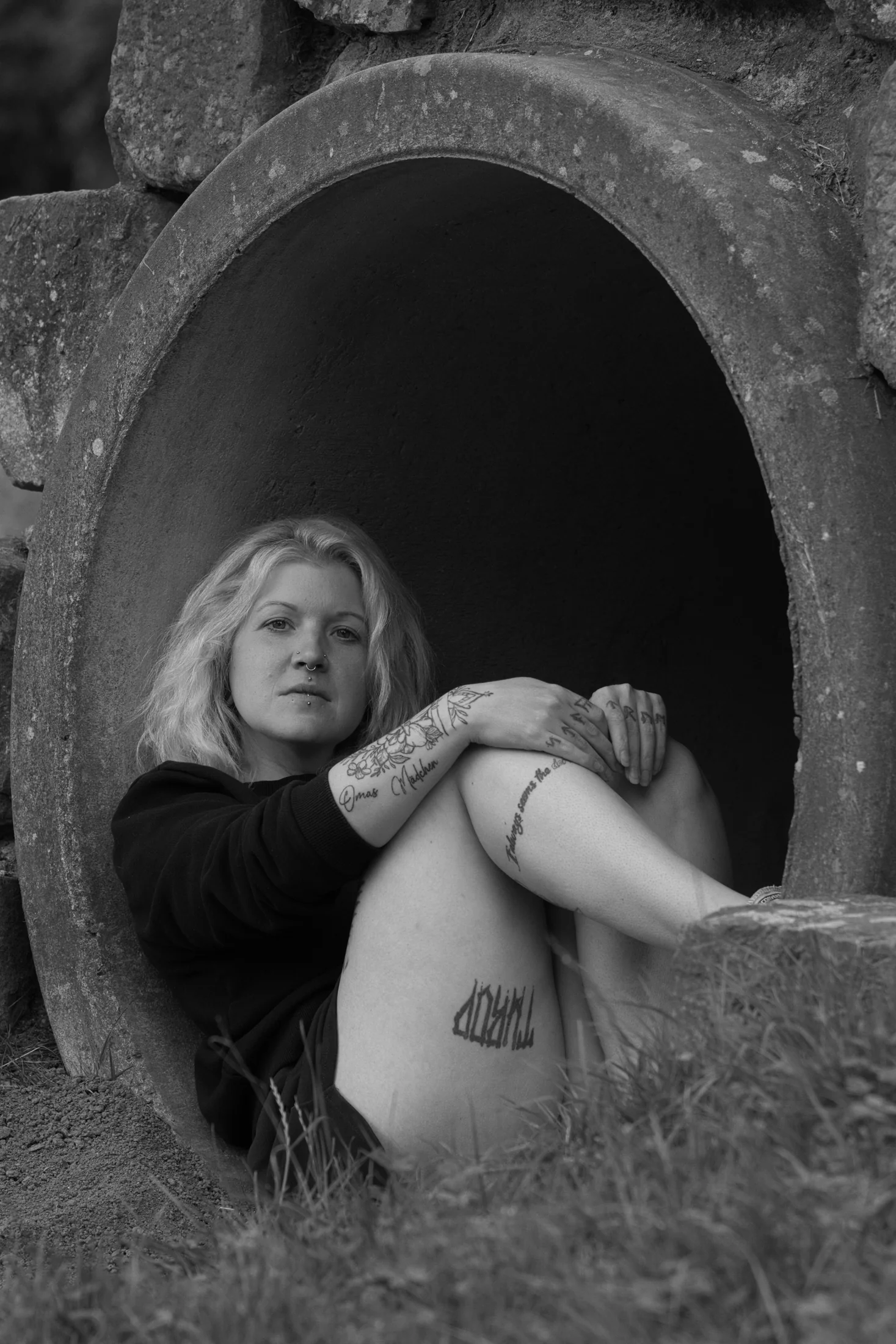 Ruhiges Schwarzweiß-Portrait in einem steinernen Bogen