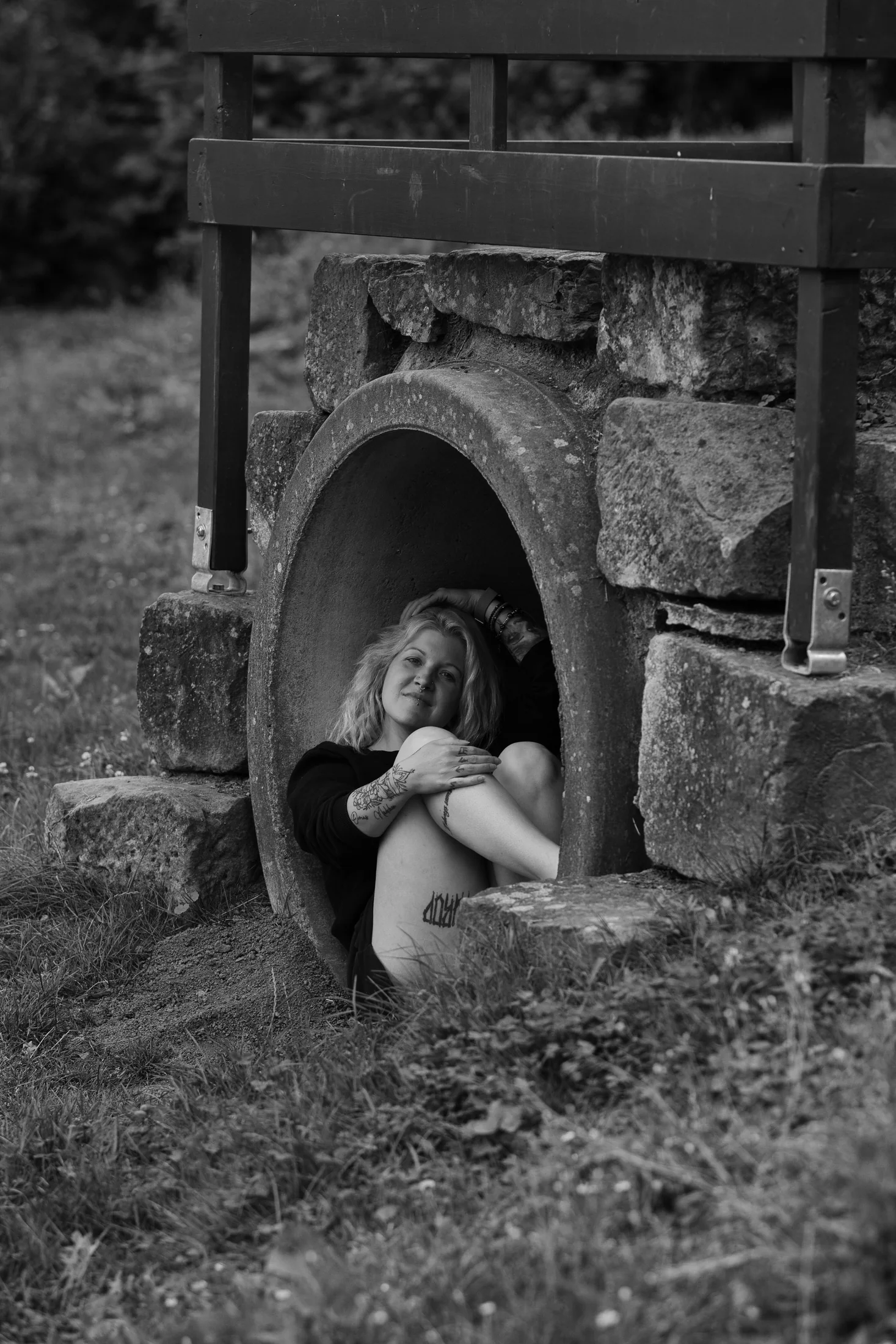 Weites Schwarzweiß-Portrait in einer steinernen Nische