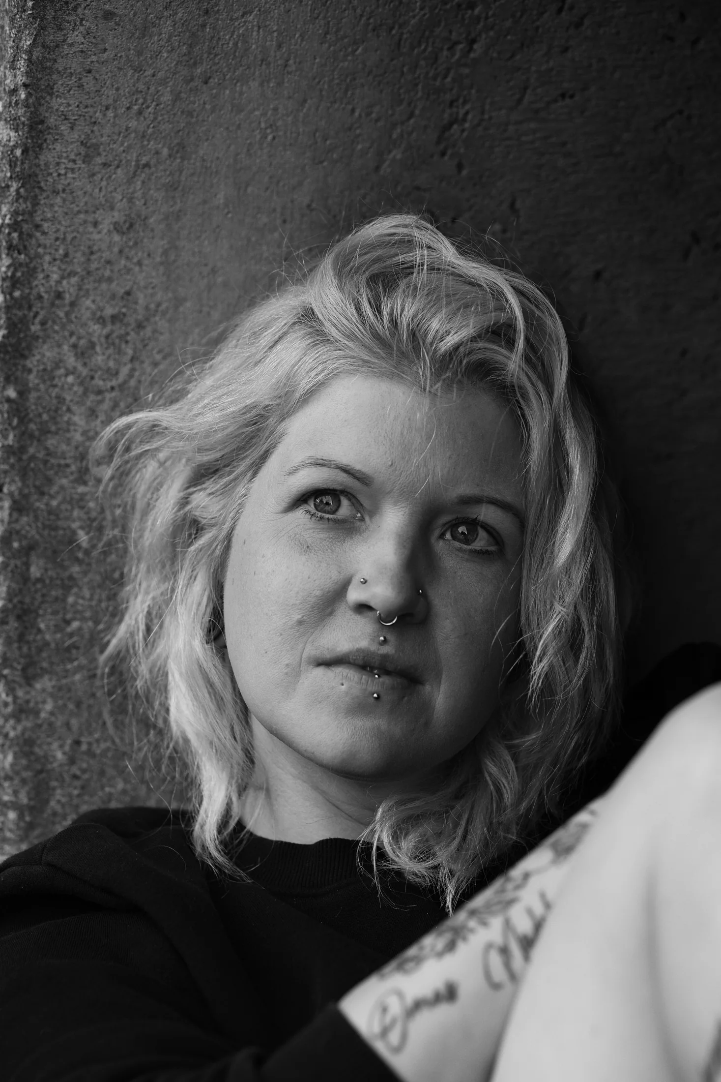 Nahes Schwarzweiß-Portrait vor dunklem Stein
