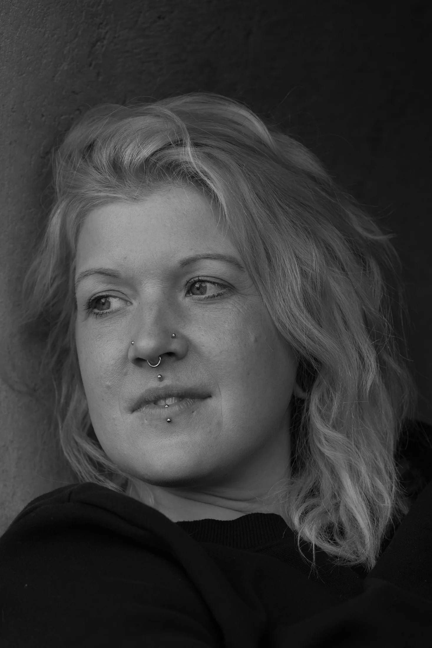 Nahes Schwarzweiß-Portrait mit seitlichem Blick