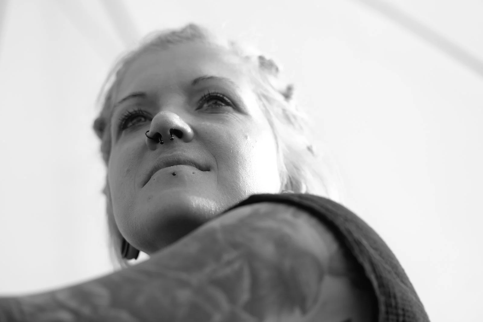 Schwarzweiß-Portrait aus einer tiefen Perspektive