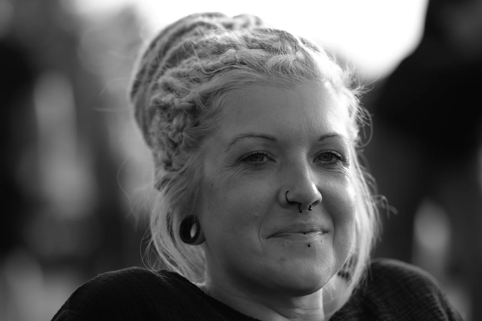 Nahes Schwarzweiß-Portrait mit ruhigem Blick