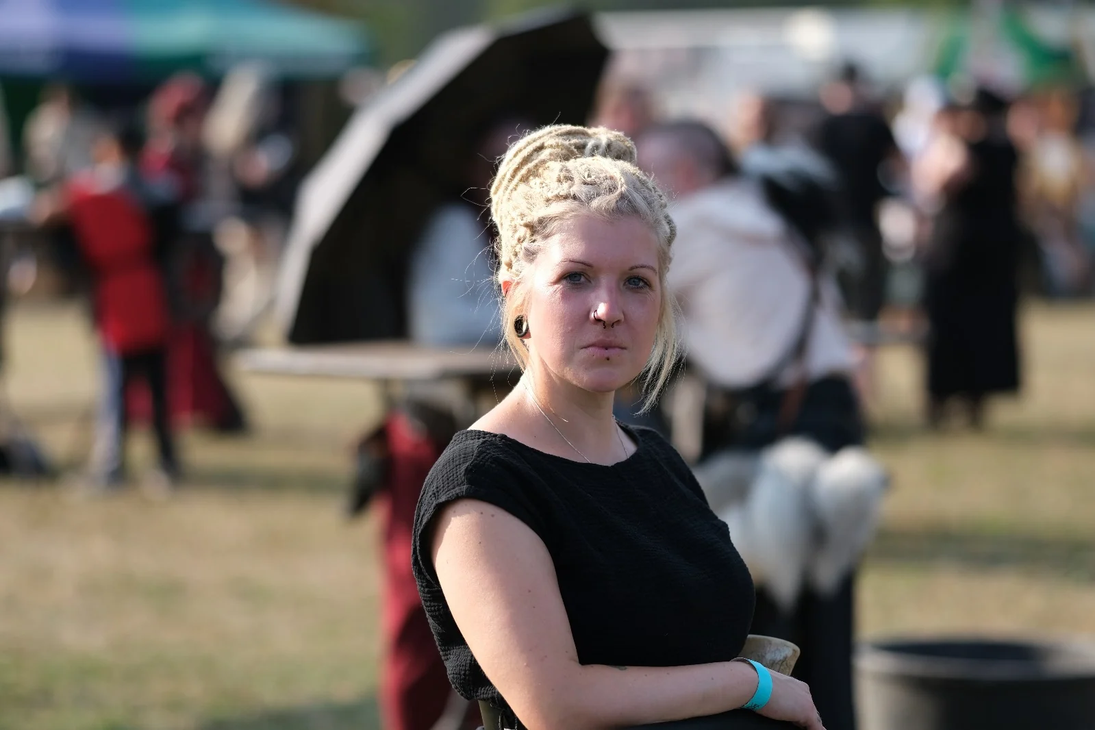Farbiges Portrait mit unscharfem Veranstaltungshintergrund